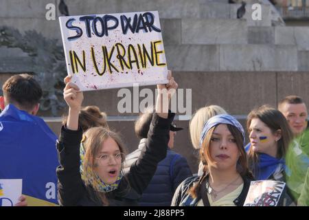 Protest der Ukrainer auf dem Mailänder Duomo Platz gegen den Krieg und gegen den russischen Führer Putin Stockfoto