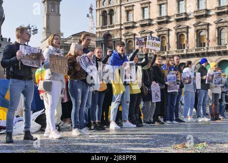 Protest der Ukrainer auf dem Mailänder Duomo Platz gegen den Krieg und gegen den russischen Führer Putin Stockfoto