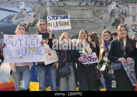 Protest der Ukrainer auf dem Mailänder Duomo Platz gegen den Krieg und gegen den russischen Führer Putin Stockfoto