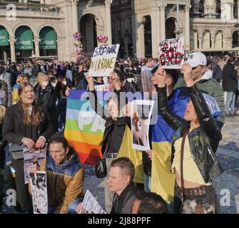 Protest der Ukrainer auf dem Mailänder Duomo Platz gegen den Krieg und gegen den russischen Führer Putin Stockfoto