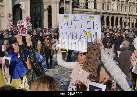 Protest der Ukrainer auf dem Mailänder Duomo Platz gegen den Krieg und gegen den russischen Führer Putin Stockfoto