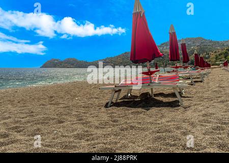 Sonnenschirme und Liegestühle an einem herrlichen sizilianischen Strand Stockfoto