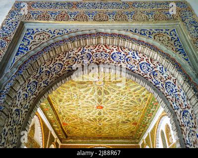 Mudejar-Dekorationen im Palacio del Rey Don Pedro (Palast von König Don Pedro) - Real Alcazar - Sevilla, Spanien zwischen 13 und 14 Stockfoto