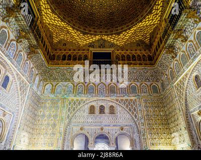 Mudejar-Dekorationen im Botschaftersaal (Salon de Embajadores) im Palacio del Rey Don Pedro (Palast des Königs Don Pedro) - Real Alcazar - Sevilla, Spanien Stockfoto