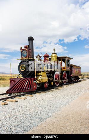 Lokomotive. Vorderansicht eines antiken Zuges mit Kohlewagen in den Vereinigten Staaten. Alte Lokomotive in der Wüste von Utah Amerika. Stockfoto