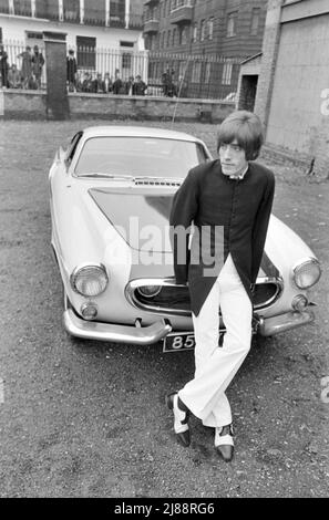 DER WHO-Sänger Roger Daltrey mit seinem Volvo P1800 Coupé im November 1966. Die Gruppe hatte gerade eine Live-Aufnahme für das deutsche Fernsehen auf dem Gelände des Hauptquartiers des Herzogs von York in Chelsea, London, fertiggestellt. Foto: Tony Gale Stockfoto