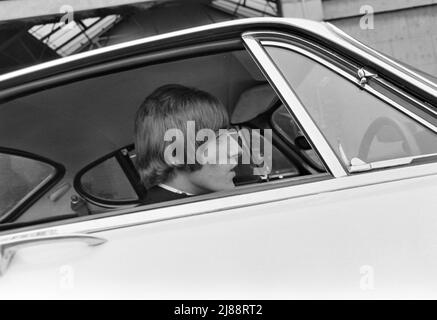 DER WHO-Sänger Roger Daltrey mit seinem Volvo P1800 Coupé im November 1966. Die Gruppe hatte gerade eine Live-Aufnahme für das deutsche Fernsehen auf dem Gelände des Hauptquartiers des Herzogs von York in Chelsea, London, fertiggestellt. Foto: Tony Gale Stockfoto