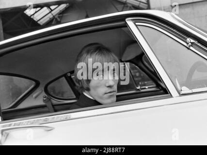 DER WHO-Sänger Roger Daltrey mit seinem Volvo P1800 Coupé im November 1966. Die Gruppe hatte gerade eine Live-Aufnahme für das deutsche Fernsehen auf dem Gelände des Hauptquartiers des Herzogs von York in Chelsea, London, fertiggestellt. Foto: Tony Gale Stockfoto