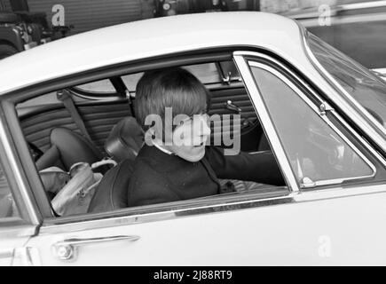 DER WHO-Sänger Roger Daltrey mit seinem Volvo P1800 Coupé im November 1966. Die Gruppe hatte gerade eine Live-Aufnahme für das deutsche Fernsehen auf dem Gelände des Hauptquartiers des Herzogs von York in Chelsea, London, fertiggestellt. Foto: Tony Gale Stockfoto