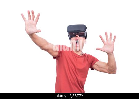 Staunender Mann, der virtuelle Realität mit Brille erkundet Stockfoto