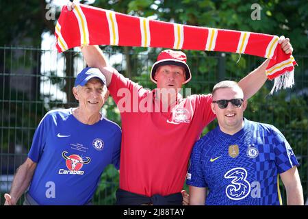 Die Fans von Chelsea und Liverpool treffen vor dem Finale des Emirates FA Cup im Wembley Stadium in London ein. Bilddatum: Samstag, 14. Mai 2022. Stockfoto