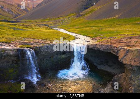 Skutafoss Wasserfälle in der Nähe von Hofn in Island bei Sonnenuntergang fotografiert Stockfoto