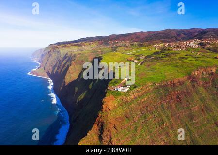 Luftaufnahme des Leuchtturms Ponta do Pargo auf den Madeira-Inseln, Portugal Stockfoto