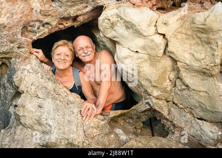 Senior glückliches Paar mit Spaß am Eingang der Kayangan Höhle in Coron - Abenteuerreise in Philippinen und asiatischen Destinationen - Konzept der aktiven Stockfoto