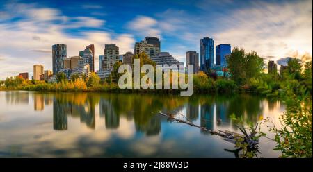 Skyline von Calgary mit Bow River, Kanada Stockfoto