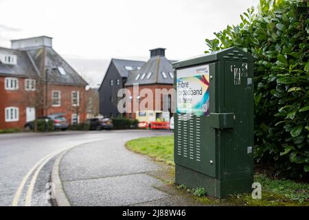 Woodbridge Suffolk UK Februar 22 2022: Ein grünes Telekommunikationskabinett, das die Freisetzung von Glasfaser-Breitband in der Region anwirbt Stockfoto