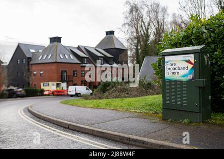 Woodbridge Suffolk UK Februar 22 2022: Ein grünes Telekommunikationskabinett, das die Freisetzung von Glasfaser-Breitband in der Region anwirbt Stockfoto