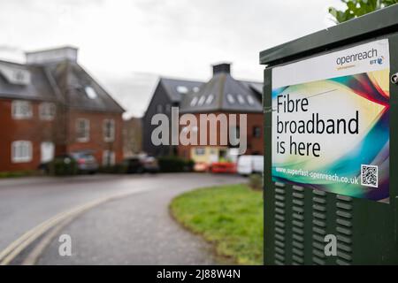 Woodbridge Suffolk UK Februar 22 2022: Ein grünes Telekommunikationskabinett, das die Freisetzung von Glasfaser-Breitband in der Region anwirbt Stockfoto