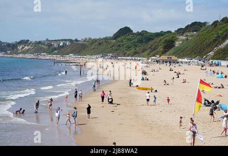 Menschen am Bournemouth Beach in Dorset. Die Temperaturen wärmen sich für das Wochenende auf, da die meisten Briten mit Sonnenschein rechnen können. Das Met Office warnte jedoch davor, dass auf einen sonnenverwöhnten Samstag, der ideal für ein Barbecue wäre, heftiger Regen und Gewitter folgen könnten. Bilddatum: Samstag, 14. Mai 2022. Stockfoto