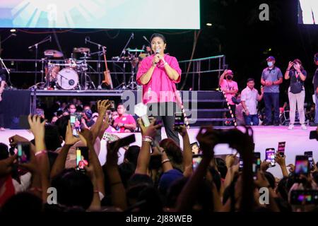 Manila, Philippinen. 13.. Mai 2022. Die Präsidentschaftsanwärterin und amtierende Vizepräsidentin Leni Robredo spricht während ihrer Dankeskundgebung in Quezon City, Metro Manila, Philippinen, mit der Menge. 13.Mai 2022. Robredo forderte ihre Anhänger auf, sich einer freiwilligen Kampagne gegen Desinformation und historischen Revisionismus anzuschließen, nachdem sie akzeptiert hatte, dass sie die Wahl an Ferdinand Marcos Jr., den Sohn und Namensgeber des gestürzten philippinischen Diktators Ferdinand Marcos, verloren hatte. (Bild: © Basilio Sepe/ZUMA Press Wire) Bild: ZUMA Press, Inc./Alamy Live News Stockfoto
