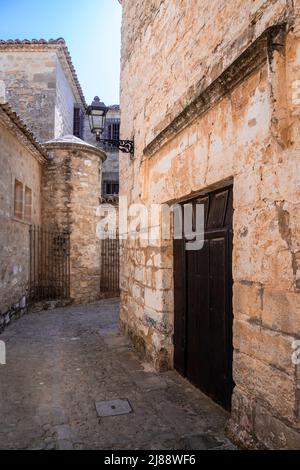 Mittelalterliche Straße, mit Steinpflaster und Mauern, in der spanischen Stadt Baeza. Stockfoto