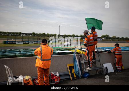 marshall, Kommissar der Piste, während der Runde 2. des Alpine Europa Cup 2022, vom 13. Bis 15. Mai auf dem Circuit de Nevers Magny-Cours in Magny-Cours, Frankreich - Foto Louis Legon / DPPI Stockfoto