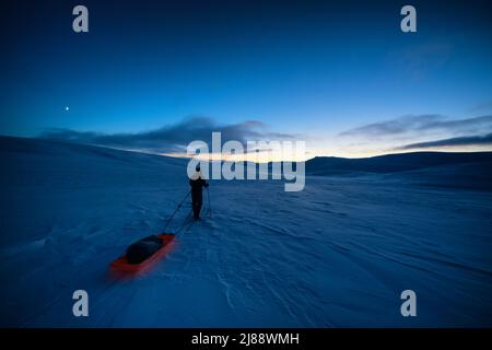 Skitouren in der Abenddämmerung, Enontekiö, Lappland, Finnland Stockfoto