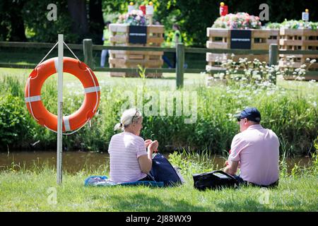 Windsor, Großbritannien. 14.. Mai 2022. Mitglied der Öffentlichkeit Entspannen Sie sich bei warmem Sommerwetter am 3. Tag der Royal Windsor Horse Show auf dem privaten Gelände des Windsor Castle. Das erste Ereignis, das 1943 stattfand, fällt in diesem Jahr auf das Platin-Jubiläumsjahr von Königin Elizabeth II. Bildnachweis: Ben Cawthra/Sipa USA **KEINE Verkäufe in Großbritannien** Bildnachweis: SIPA USA/Alamy Live News Stockfoto