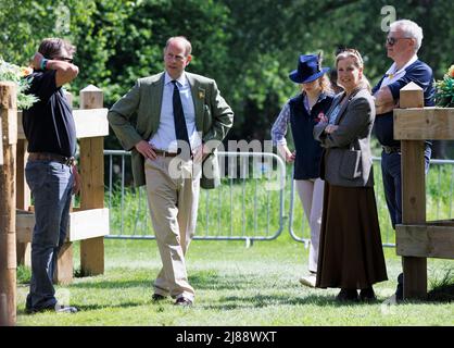 Windsor, Großbritannien. 14.. Mai 2022. Prinz Edward, Sophie, die Gräfin von Wessex und ihre Tochter Lady Louise Windsor werden am 3. Tag der Royal Windsor Horse Show, die auf dem privaten Gelände des Windsor Castle spielt, von Boyd Exell (ganz links) eine Tour durch den internationalen Landrover-Kurs erhalten. Das erste Ereignis, das 1943 stattfand, fällt in diesem Jahr auf das Platin-Jubiläumsjahr von Königin Elizabeth II. Bildnachweis: Ben Cawthra/Sipa USA **KEINE Verkäufe in Großbritannien** Bildnachweis: SIPA USA/Alamy Live News Stockfoto