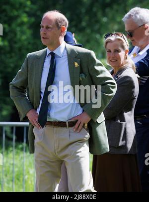 Windsor, Großbritannien. 14.. Mai 2022. Prinz Edward und Sophie, Gräfin von Wessex, werden am 3. Tag der Royal Windsor Horse Show, die auf dem privaten Gelände des Windsor Castle liegt, eine Führung durch den internationalen Fahrkurs von Land Rover erleben. Das erste Ereignis, das 1943 stattfand, fällt in diesem Jahr auf das Platin-Jubiläumsjahr von Königin Elizabeth II. Bildnachweis: Ben Cawthra/Sipa USA **KEINE Verkäufe in Großbritannien** Bildnachweis: SIPA USA/Alamy Live News Stockfoto