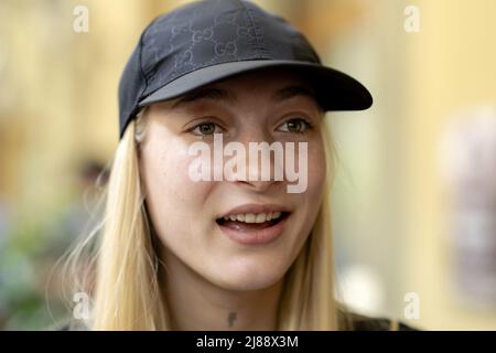 Turin, Italien. 14.. Mai 2022. 2022-05-14 12:06:08 TURIN - S10 spricht mit der Presse im Hotel während eines Auf Wiedersehen-Moments vor dem Finale des Eurovision Song Contest 2022. ANP SANDER KONING netherlands Out - belgium Out Credit: ANP/Alamy Live News Stockfoto