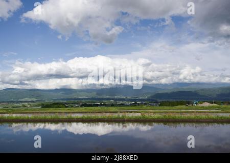 ina, nagano, japan, 2022/14/05 , Reisfelder in Ina, Nagano, im Frühling, während der Überflutung der Felder, so dass sie wie ein Spiegelbild aussehen Stockfoto