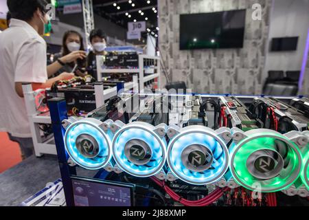 Bangkok, Thailand. 14.. Mai 2022. Krypto-Miner-Computer am Stand von „Arekzon“ auf der Thailand Crypto Expo 2022 im Bangkok International Trade & Exhibition Centre (BITEC) am 14. Mai 2022 in Bangkok, Thailand. Kredit: SOPA Images Limited/Alamy Live Nachrichten Stockfoto