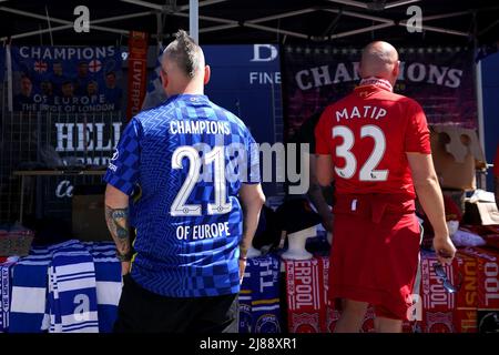 Fans von Chelsea und Liverpool sehen sich vor dem Finale des Emirates FA Cup im Wembley Stadium, London, einen Merchandise Stand an. Bilddatum: Samstag, 14. Mai 2022. Stockfoto