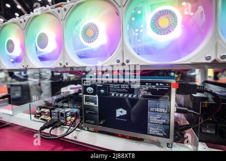 Bangkok, Thailand. 14.. Mai 2022. Krypto-Miner-Computer am Stand von „atSine“ auf der Thailand Crypto Expo 2022 im Bangkok International Trade & Exhibition Centre (BITEC) am 14. Mai 2022 in Bangkok, Thailand. (Foto: Guillaume Payen/SOPA Images/Sipa USA) Quelle: SIPA USA/Alamy Live News Stockfoto