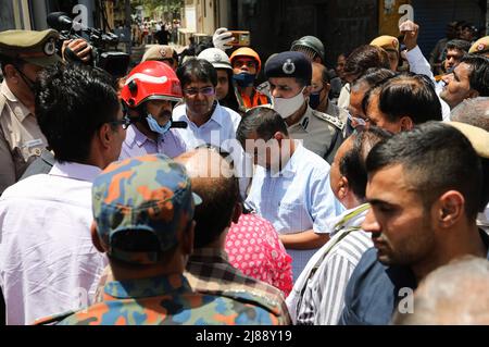 Neu-Delhi, Indien. 14.. Mai 2022. Der Chief Minister von Delhi, Arvind Kejriwal (C), wurde am Freitagabend am Brandort eines Geschäftsgebäudes gesehen, einen Tag nachdem das Feuer in einem dreistöckigen Geschäftsgebäude in der Nähe der Metrostation Mundka ausbrach. Am Delhiís Freitagabend brach ein massives Feuer auf einem Gebäude in der Nähe der U-Bahnstation Mundka im Westen aus, bei dem 27 Menschen starben und 12 verletzt wurden, teilte die Polizei mit. Kredit: SOPA Images Limited/Alamy Live Nachrichten Stockfoto