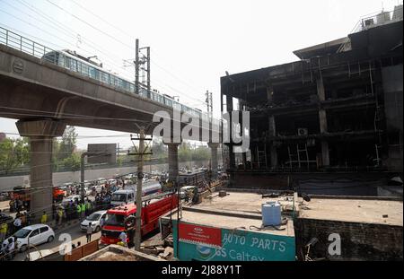 Neu-Delhi, Indien. 14.. Mai 2022. Ansicht eines zerstörten dreistöckigen Geschäftsgebäudes in der Nähe der Metrostation Mundka in Neu-Delhi. Am Delhiís Freitagabend brach ein massives Feuer auf einem Gebäude in der Nähe der U-Bahnstation Mundka im Westen aus, bei dem 27 Menschen starben und 12 verletzt wurden, teilte die Polizei mit. Kredit: SOPA Images Limited/Alamy Live Nachrichten Stockfoto