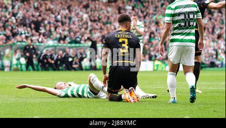 David Turnbull von Celtic feiert das zweite Tor des Spiels seiner Mannschaft während des Cinch Premiership-Spiels im Celtic Park, Glasgow. Bilddatum: Samstag, 14. Mai 2022. Stockfoto