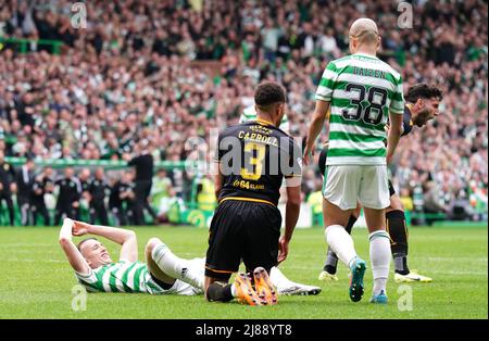 David Turnbull von Celtic feiert das zweite Tor des Spiels seiner Mannschaft während des Cinch Premiership-Spiels im Celtic Park, Glasgow. Bilddatum: Samstag, 14. Mai 2022. Stockfoto