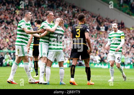 David Turnbull von Celtic (zweiter links) feiert das zweite Tor seiner Mannschaft während des Cinch Premiership-Spiels im Celtic Park, Glasgow. Bilddatum: Samstag, 14. Mai 2022. Stockfoto