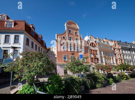 Riga Altstadt, Lettland im Sommer. Historische Häuser und Pflanzen von Straße Cafe in der Altstadt, Vecriga. Stockfoto