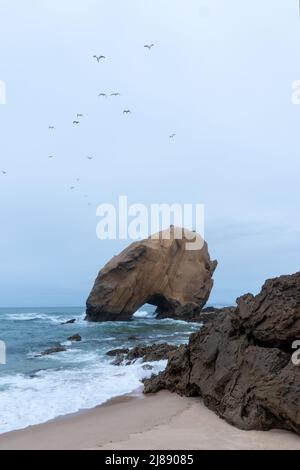 Santa Cruz Strand mit seiner berühmten natürlichen Bogenformation im Winter, Portugal. Stockfoto