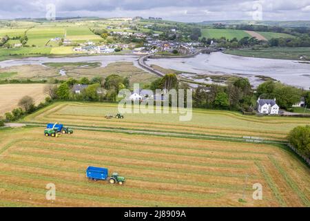 Timoleague, West Cork, Irland. 14.. Mai 2022. O'Donovans, ein in West Cork ansässiges Unternehmen, zeichnet Silage für den Milchbauern Teddy Cullinane auf seiner Farm in Timoleague, West Cork. Quelle: AG News/Alamy Live News Stockfoto