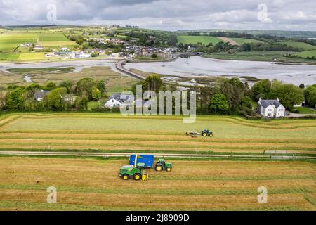 Timoleague, West Cork, Irland. 14.. Mai 2022. O'Donovans, ein in West Cork ansässiges Unternehmen, zeichnet Silage für den Milchbauern Teddy Cullinane auf seiner Farm in Timoleague, West Cork. Quelle: AG News/Alamy Live News Stockfoto