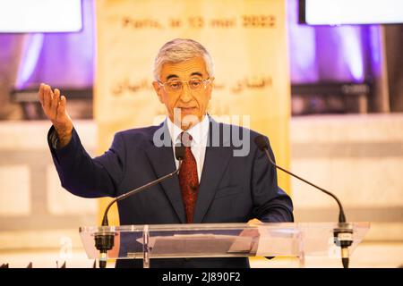 Behzad Naziri, der Vertreter des Nationalen Widerstandsrates des Iran (NCRI) in internationalen Organisationen, hält während einer Pressekonferenz eine Rede."die westlichen Mächte sollten den Iran für die grausame Behandlung von Gefangenen zur Verantwortung ziehen und alle Beziehungen zu Teheran auf eine Verbesserung der Menschenrechtssituation gründen, „Naziri sagte. Der Nationale Widerstandsrat des Iran (NCRI) hat in einer Pressekonferenz bisher nicht offenbarte Bilder von überfüllten Zellen in Gefängnissen in Paris, mehr als 33.000 Namen und 22.765 Bilder von Beamten, Verhörern, Folterern, und einem enthüllt Stockfoto