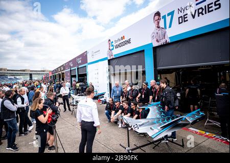 Berlin, Deutschland. 14.. Mai 2022. Formel E: Berlin E-Prix im Tempelhofer Feld, Rennen: Zuschauer stehen auf der Boxengasse. Quelle: Fabian Sommer/dpa/Alamy Live News Stockfoto