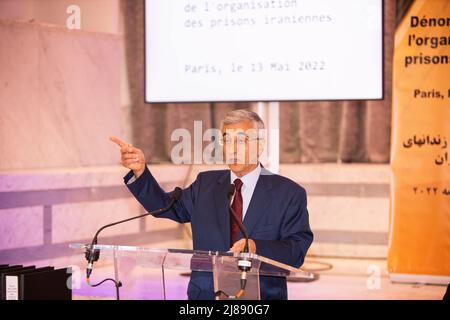 Behzad Naziri, der Vertreter des Nationalen Widerstandsrates des Iran (NCRI) in internationalen Organisationen, hält während einer Pressekonferenz eine Rede."die westlichen Mächte sollten den Iran für die grausame Behandlung von Gefangenen zur Verantwortung ziehen und alle Beziehungen zu Teheran auf eine Verbesserung der Menschenrechtssituation gründen, „Naziri sagte. Der Nationale Widerstandsrat des Iran (NCRI) hat in einer Pressekonferenz bisher nicht offenbarte Bilder von überfüllten Zellen in Gefängnissen in Paris, mehr als 33.000 Namen und 22.765 Bilder von Beamten, Verhörern, Folterern, und einem enthüllt Stockfoto