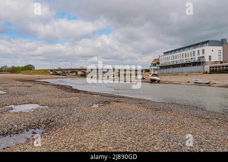 Der Fluss Adur bei Ebbe enthüllt ein ausgedehntes Flussbett - Shoreham-by-Sea, West Sussex, Großbritannien. Stockfoto