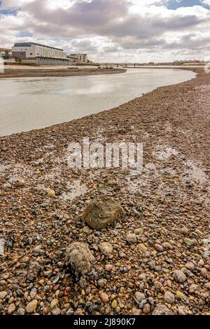 Der Fluss Adur bei Ebbe enthüllt ein ausgedehntes Flussbett - Shoreham-by-Sea, West Sussex, Großbritannien. Stockfoto