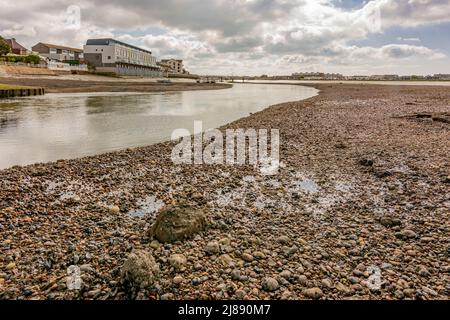 Der Fluss Adur bei Ebbe enthüllt ein ausgedehntes Flussbett - Shoreham-by-Sea, West Sussex, Großbritannien. Stockfoto